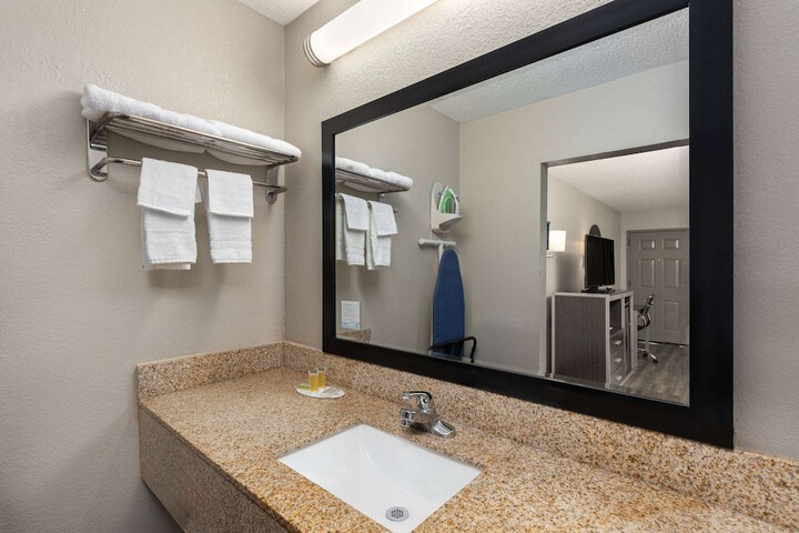 Room 14 of 28