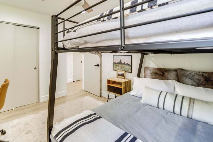 Pine Cabin w / Large Deck & Scenic Mountain Views!