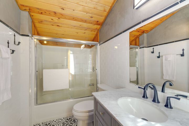 Spacious Pinedale Home w / Mountain Range View