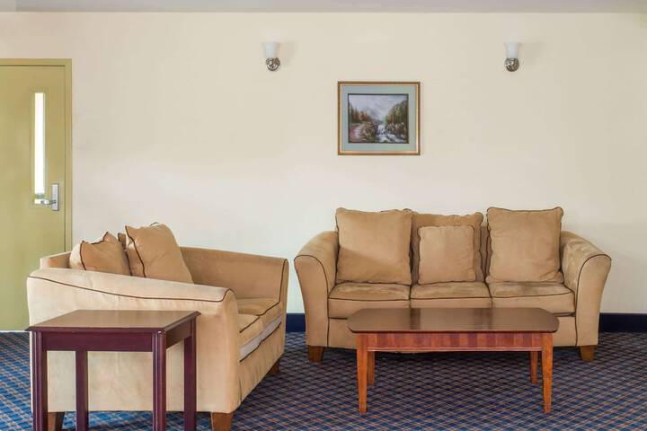Lounge 27 of 32