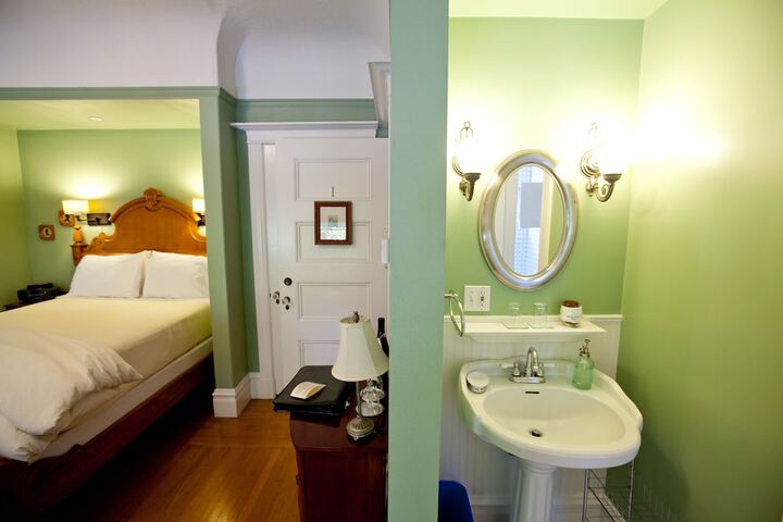 Room 46 of 74