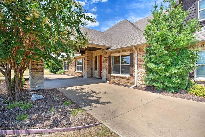 Spacious Stallion Lake Ranch Home w / Patio