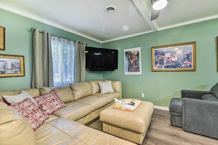 Pet-friendly Taylor Home w / Backyard Oasis!