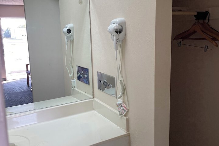 Room 8 of 17