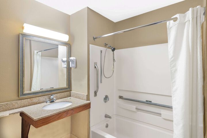 Super 8 by Wyndham Tilton / Lake Winnipesaukee