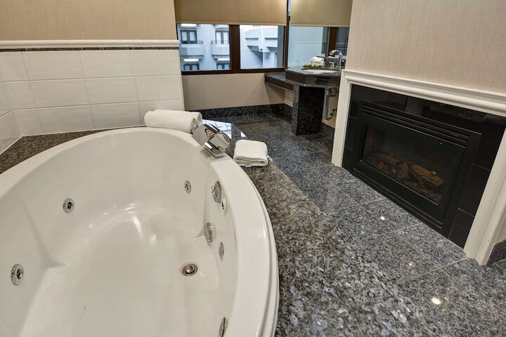 The Cincinnatian Hotel Curio Collection by Hilton
