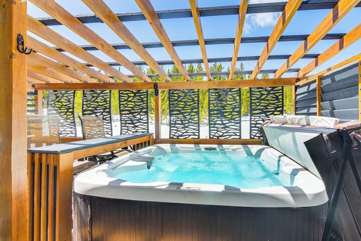 Romantic Mountain Retreat w / Scenic Views!