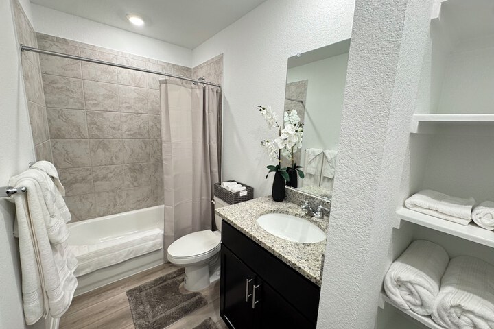 Modern 4BR New Home w Luxury Touches