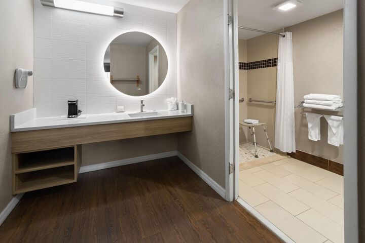 Super 8 by Wyndham Ellenton Bradenton Area