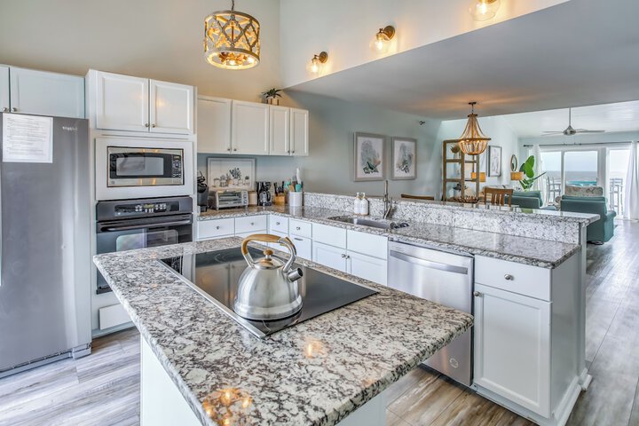 salt & Light Oceanfront Condo w / Pool & Elevator