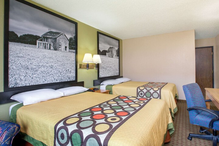 Room 6 of 16