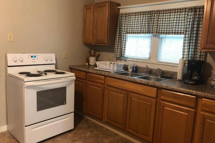 Downtown 2 Bedroom Cottage Sleeps 6, Walking Distance to Honeywell, Downtown Restaurants, Shopping