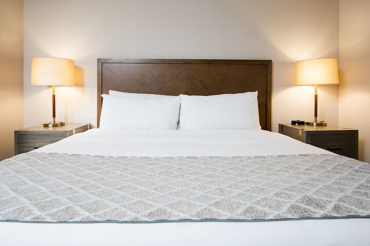 Pomeroy Inn & Suites Prince George