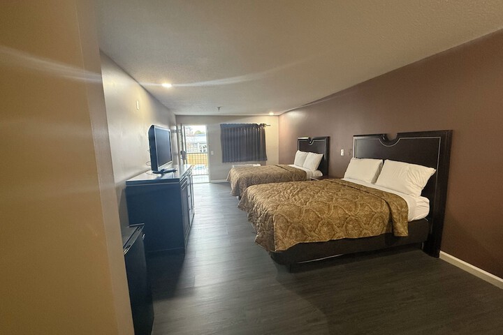 Room 13 of 18