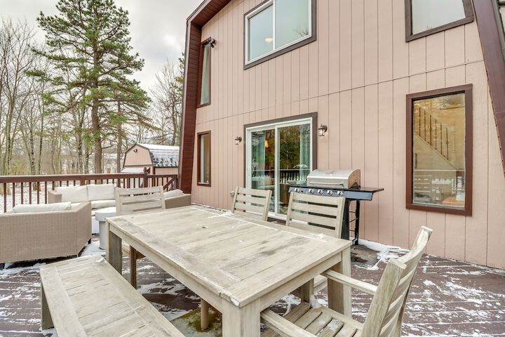 Family Home in Long Pond w / Fire Pit & Lake Access