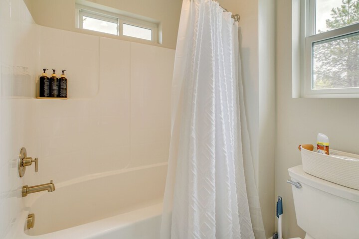 Spacious Donnelly Family Home w / Private Hot Tub!