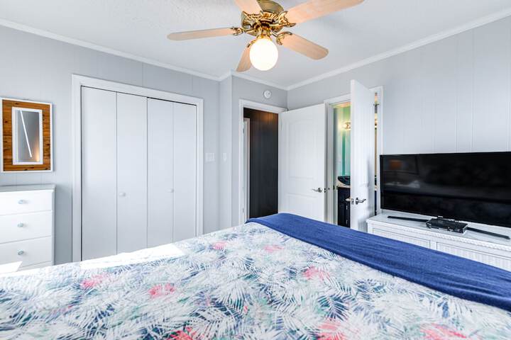 Riverfront Colonial Beach Home w / Private Beach!