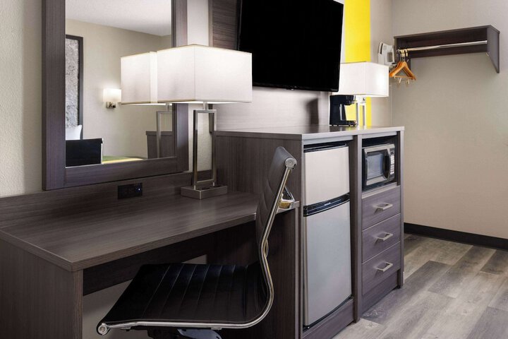 Super 8 by Wyndham Burnham / Lewistown