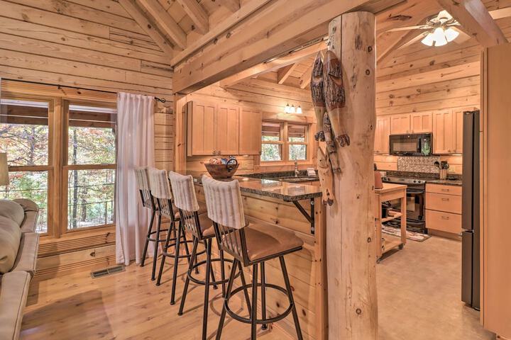 serenity Woods Cabin w / Hot Tub & Fire Pit