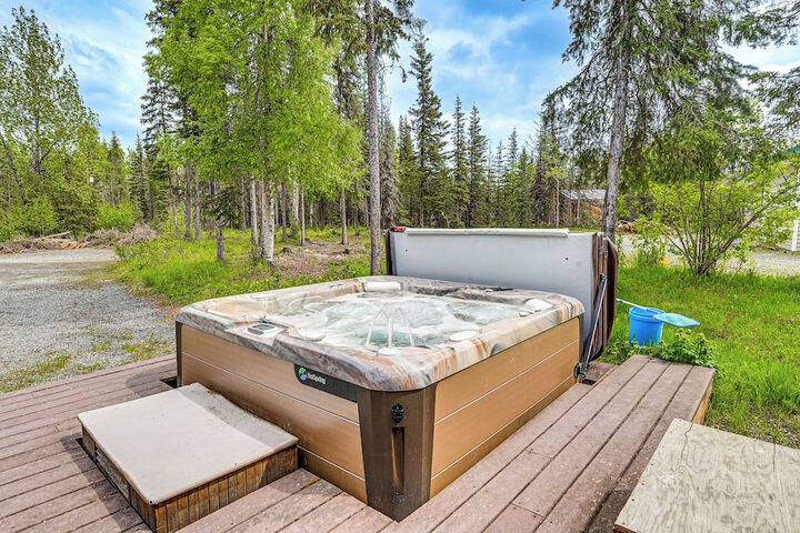 Roomy Log Cabin w / Hot Tub Walk to Kenai River!