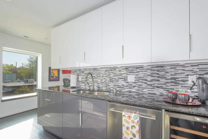 Large eclectic 1 BR above restaurant 15min to PDX