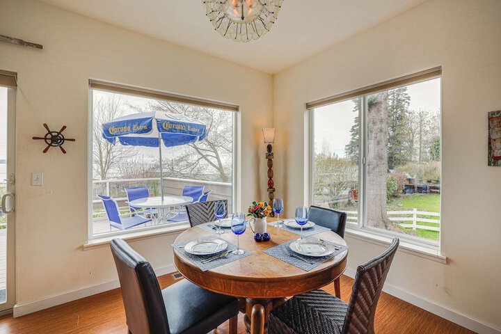 Beautiful Birch Bay Retreat w / Deck & Fire Pit!