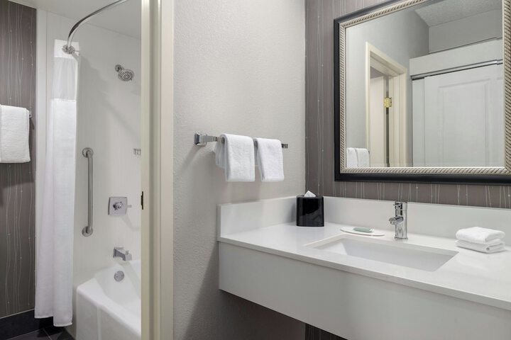 Courtyard by Marriott Dallas-Fort Worth / Bedford