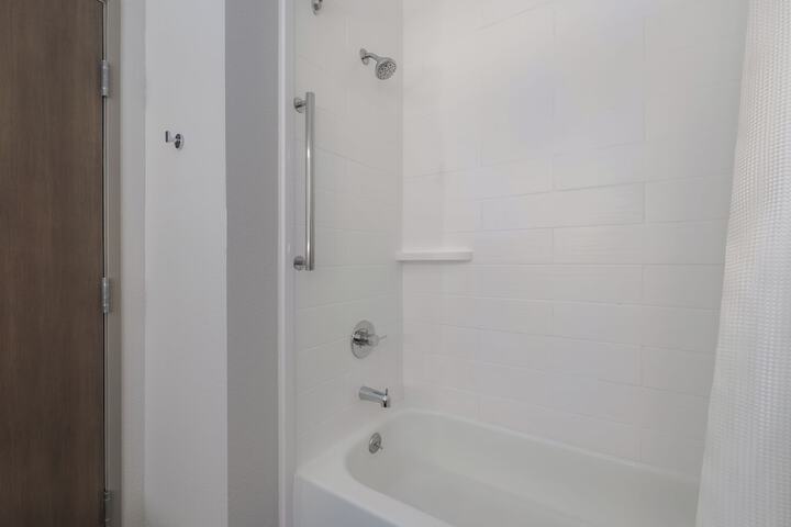Holiday Inn Express & Suites Alexandria by IHG