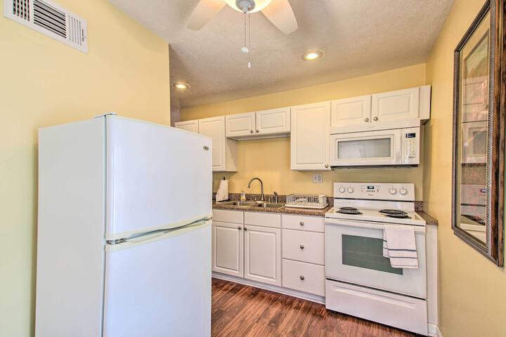 Cottage w / Yard Walk to Historic Attractions