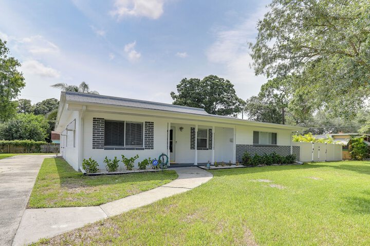Bright Pinellas Park Getaway w / Private Pool!
