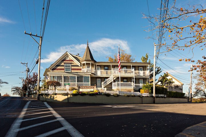 Crowne Pointe Historic Inn & Spa - Adults Only