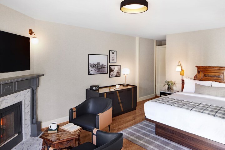 Room 17 of 37