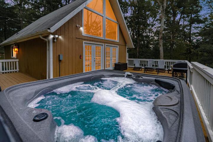 Hot Tub Fire Pit, Deck, Grill, WiFi, Dog-Friendly