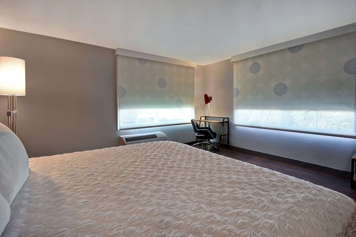 Room 32 of 43