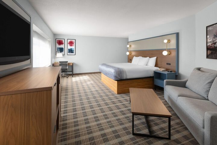 AmericInn by Wyndham Douglas / Saugatuck
