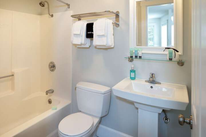 Glen Cove Inn & Suites
