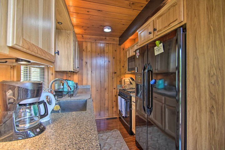Serene Lakefront Escape: Boat Dock & Grill!