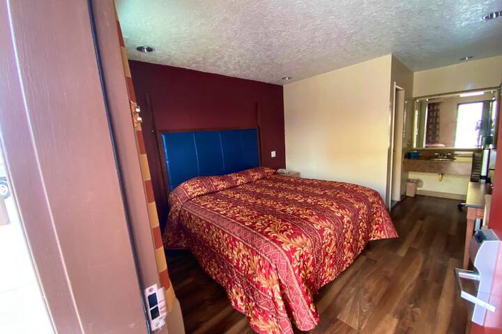 Room 17 of 28