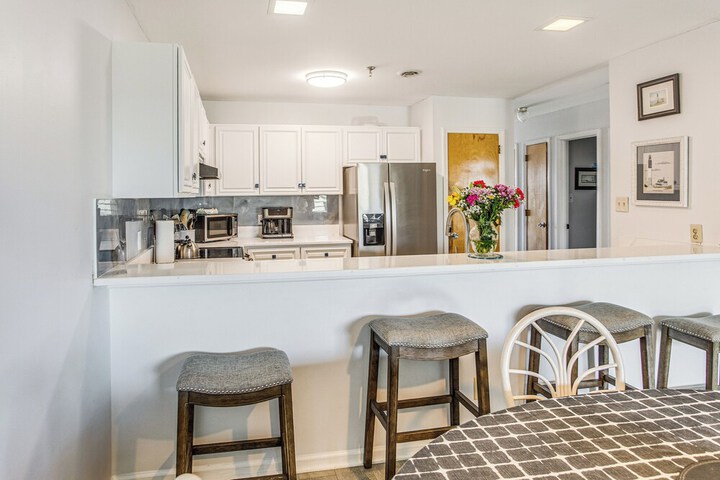 Oak Island Beachfront Condo w / Community Pool