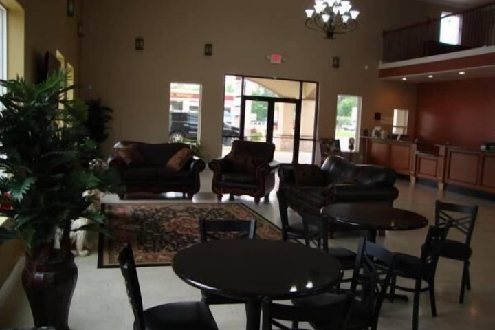 Lounge 27 of 35