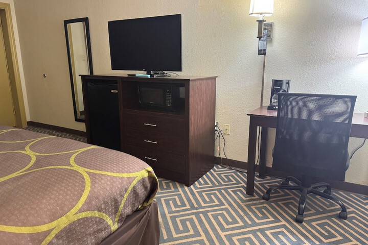 Super 8 by Wyndham Laurel