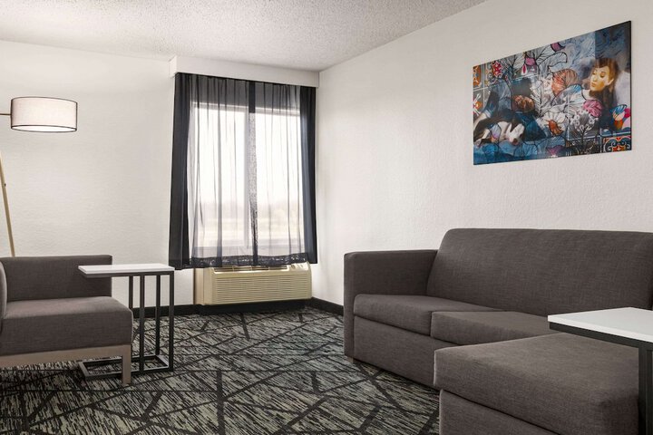 La Quinta Inn & Suites by Wyndham Cleveland Airport West
