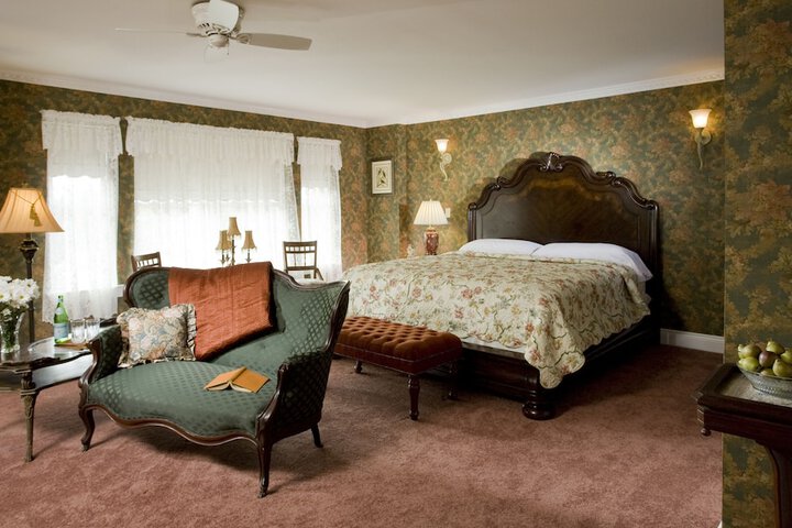 Room 32 of 61