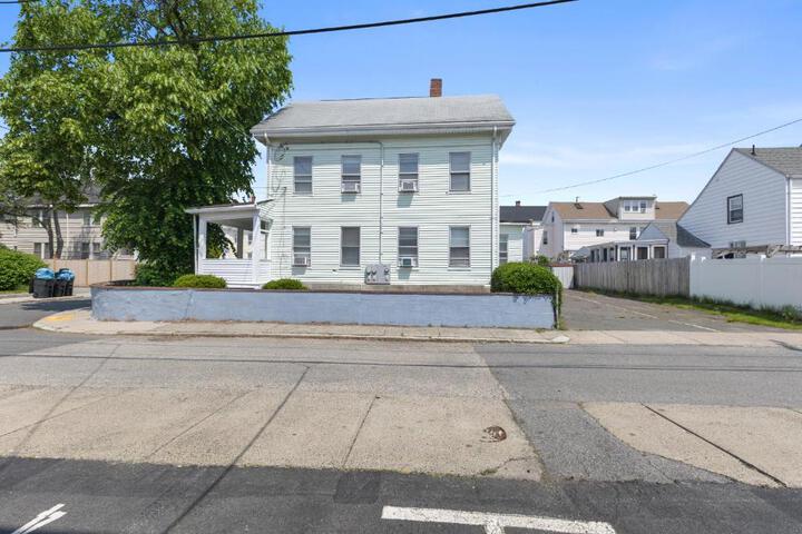 17-19Cozy & Spacious 6BR home in Malden with window AC and free parking