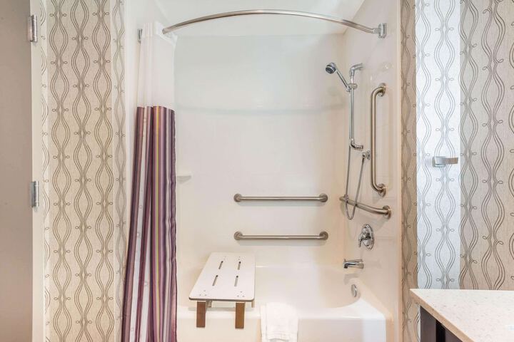 La Quinta Inn & Suites by Wyndham Aberdeen-APG