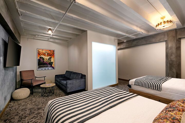 Room 33 of 49