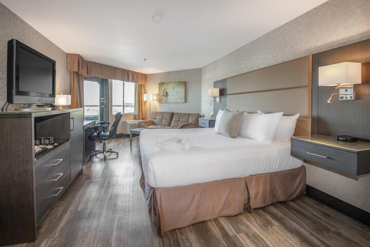 Coast Lonsdale Quay Hotel