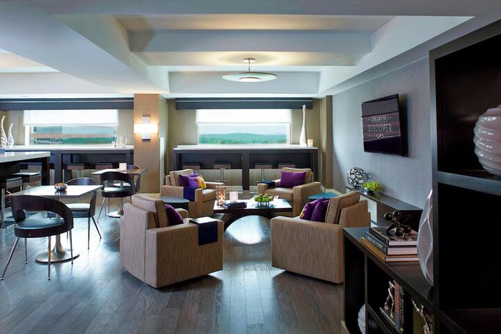 Lounge 70 of 76