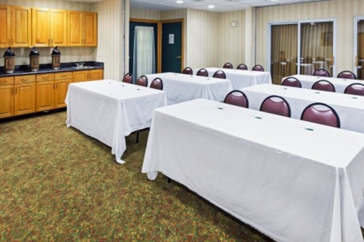 COUNTRY INN AND SUITES BY RADISSON AUST