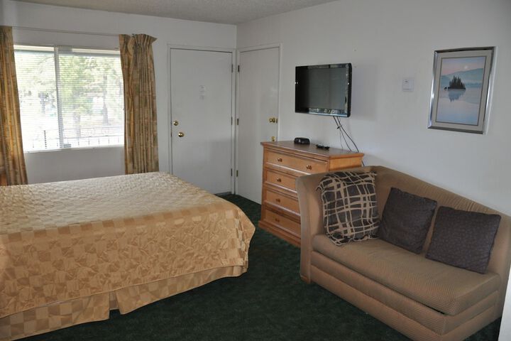 Cedar Inn & Suites